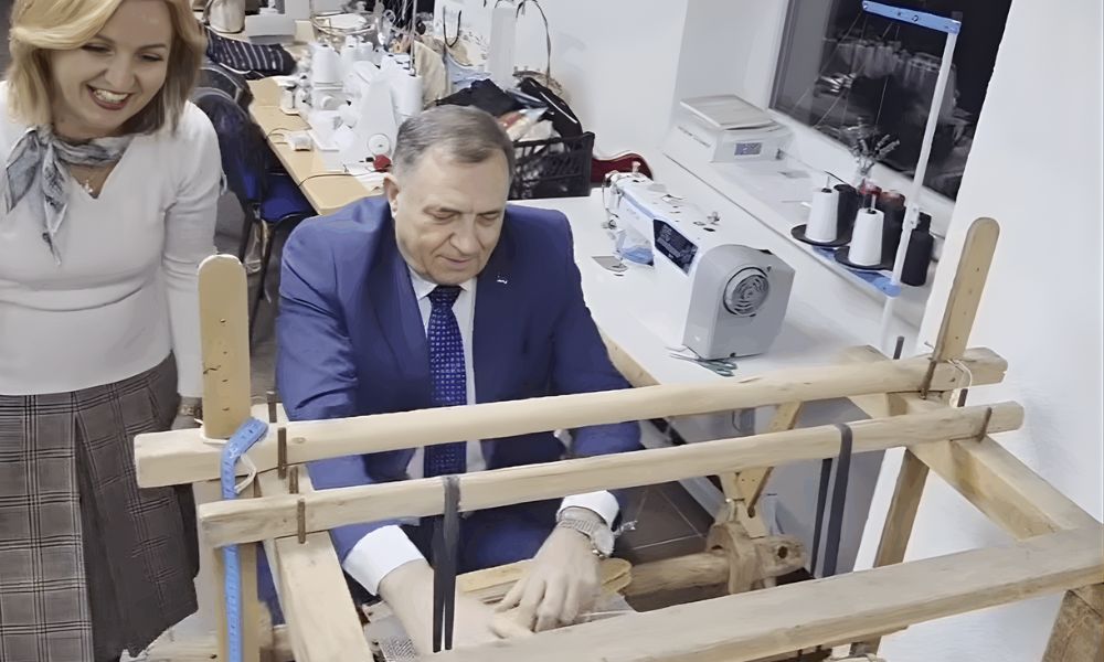 Dodik napravio pauzu od politike: Učio da tka vunu i poslao poruku VIDEO