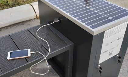 Obnovljiva energija na gradskom trgu: Bratunac dobio prvu solarnu klupu