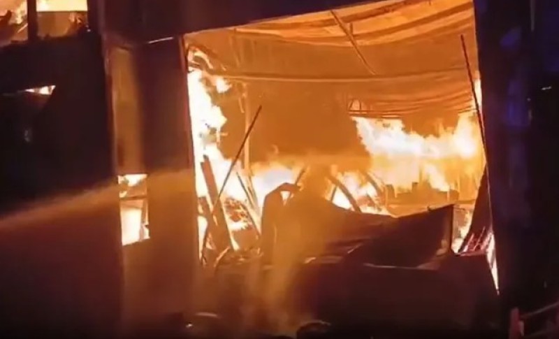 Stravičan prizor: Vatra “progutala” kuću, vatrogasci se neumorno bore sa stihijom VIDEO