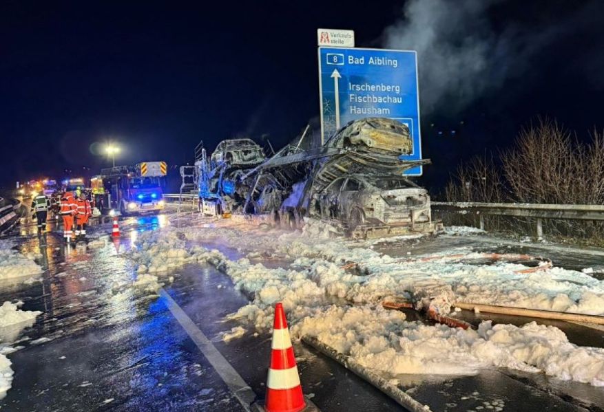 Vozaču iz BiH izgorio šleper sa natovarenim mercedesima
