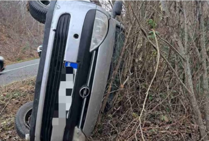 Nesreća kod Banjaluke: Auto sletjelo s puta FOTO