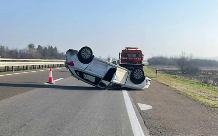 Nesreća na auto-putu: Prevrnut automobil, mogući zastoji