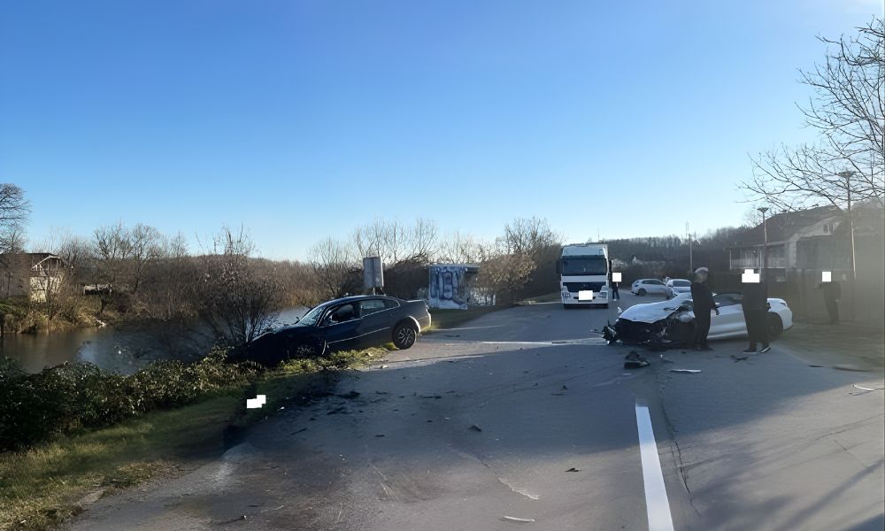 Teška nezgoda u Prijedoru: Tri vozača povrijeđena, vozila uništena