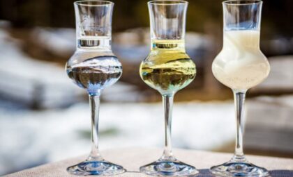 Bonton za stolom! Evo zašto nikada ne bismo trebali popiti “jednu ljutu” prije jela