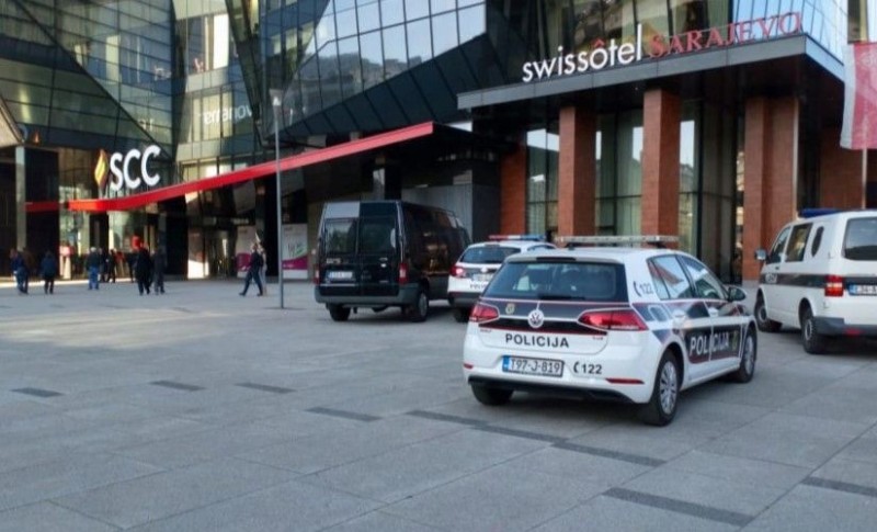 Nesvakidašnji pokušaj pljačke u BiH: Autom pokušali ući u šoping centar – oštetili vrata pa pobjegli