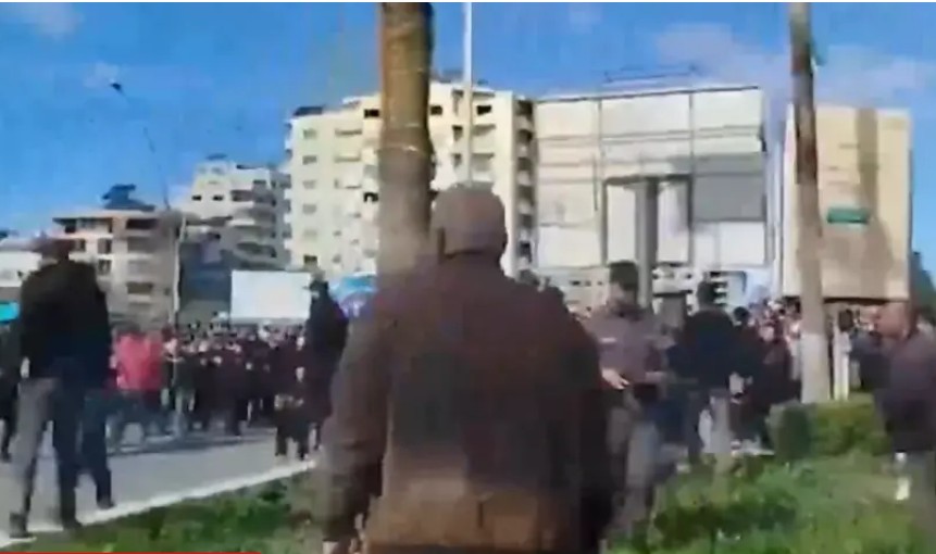 Potpuni haos u Siriji: Vlasti otvorile vatru na demonstrante, najmanje dvoje mrtvih VIDEO