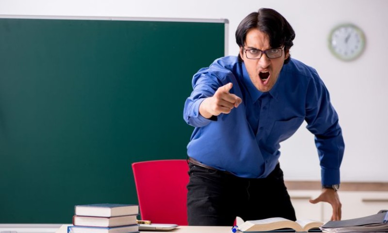 Skandal u elitnoj školi! Nastavnik pretilo nožem učenicima tokom časa: “Odsjeći ću ti prste”