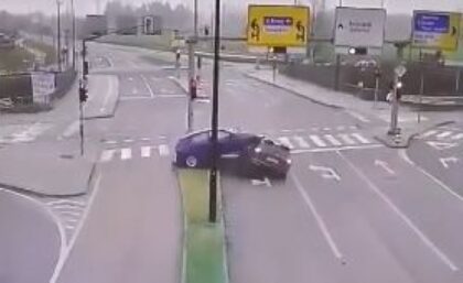 Kakav haos! Zabio se u drugi auto pa nastavio bijeg VIDEO