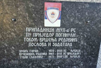 Komad mermera preko njegovog imena: Radenko Bašić uklonjen sa spomen-ploče poginulim policajcima