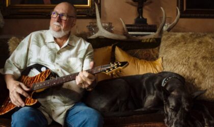 Svirao na desetinama hitova: Preminuo legendarni gitarista Stiv Kroper VIDEO