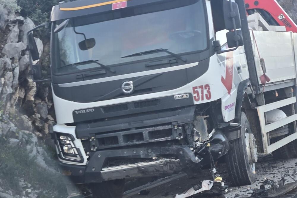 Teška nesreća: Sudar kamiona i automobila, stradala jedna osoba