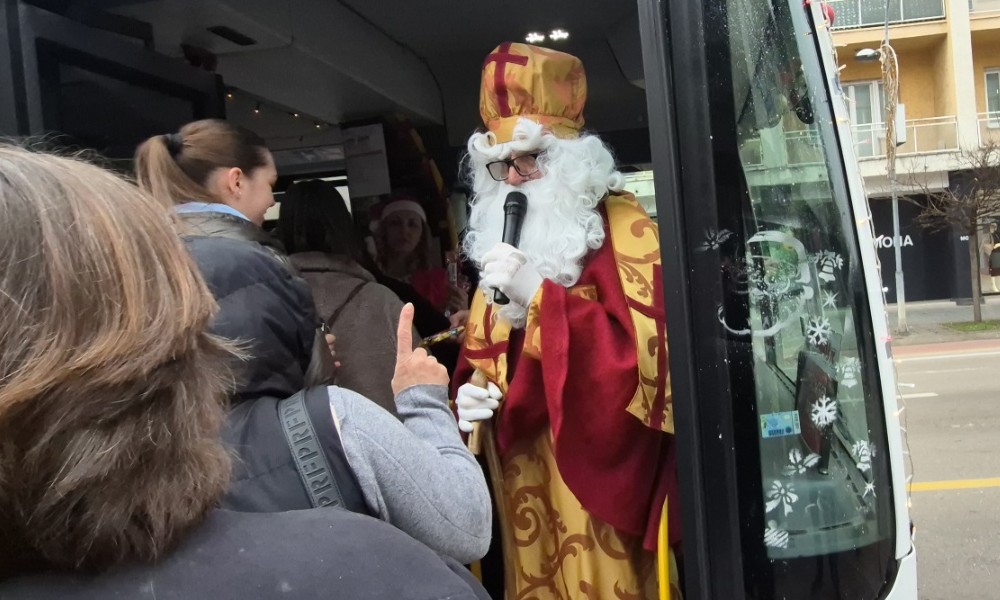 Svima paketići, osim gradonačelniku: Ovako su se danas vozili Sveti Nikola i Djed Mraz  FOTO/VIDEO