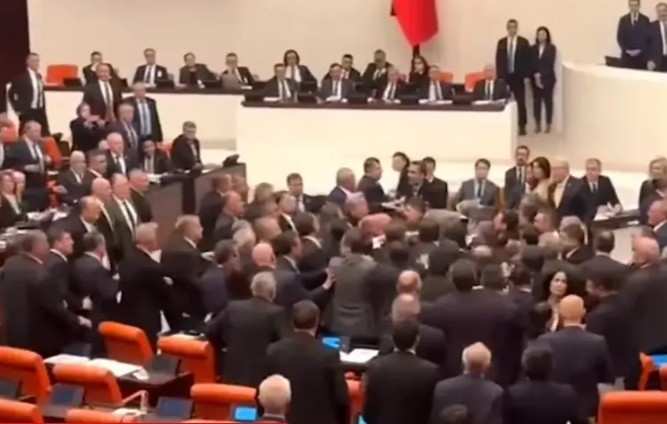 Haotične scene u turskom parlamentu: Poslanici se tukli usred sale VIDEO