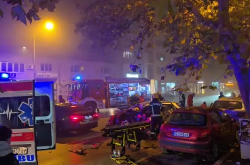 Teška nesreća u centru Novog Sada: Vatrogasci izvlače zarobljene iz slupanih automobila