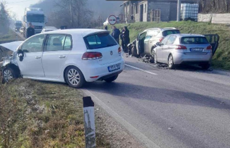 U toku uviđaj: Udes kod Doboja, povrijeđene tri osobe