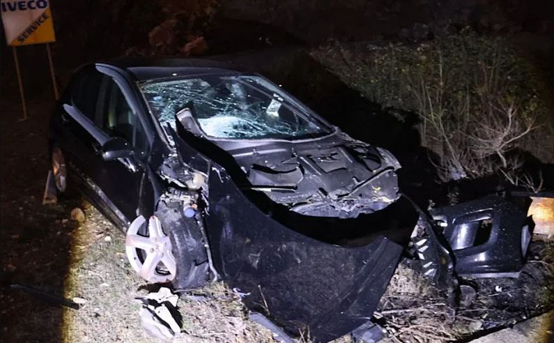 Udes u rano jutro: U teškoj saobraćajnoj nesreći povrijeđen vozač