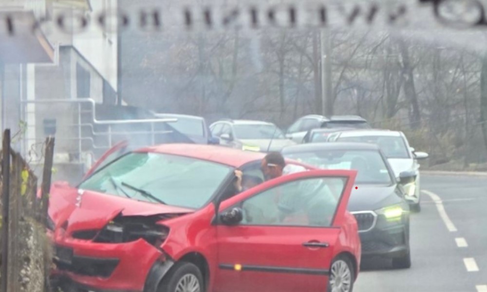 Nezgoda u Sarajevu: Saobraćaj otežan, vozilo teško oštećeno