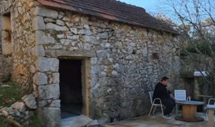 Unuk sam obnovio djedovu kuću: Udahnuo život ognjištu starom više od sto godina VIDEO