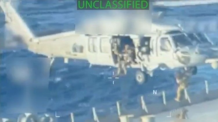 Objavljen snimak američkog upada na tanker: “Naftu ćemo zadržati” VIDEO