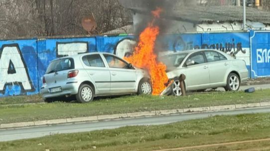 Umalo tragedija zbog neriješenih imovinskih odnosa: Brat izazvao sudar i benzinom polio oba sestrina automobila