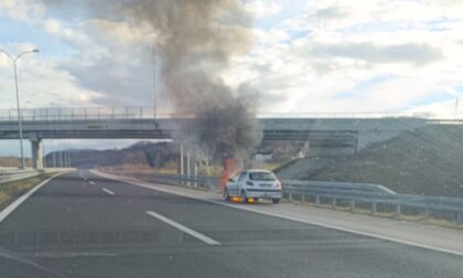 Zapalio se “pežo”: Gori automobil na auto-putu 9. januar