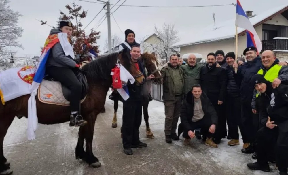 Vjekovni običaj oživio u Adi: Badnjak nošen na konjima VIDEO