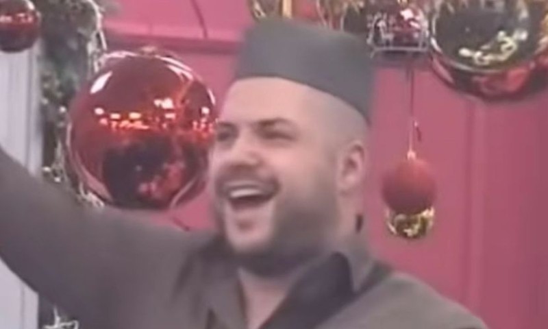 Asmin na glavu stavio šajkaču: Mreže se usijale od komentara, dok pjeva Đurđevdan VIDEO