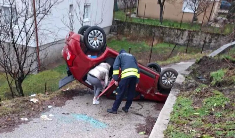 Zaspala za volanom: Djevojke autom sletjele u dvorište kuće