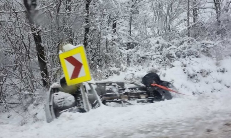 Na ulazu u Mrkonjić Grad: Automobil sletio i prevrnuo se, oprez vozačima