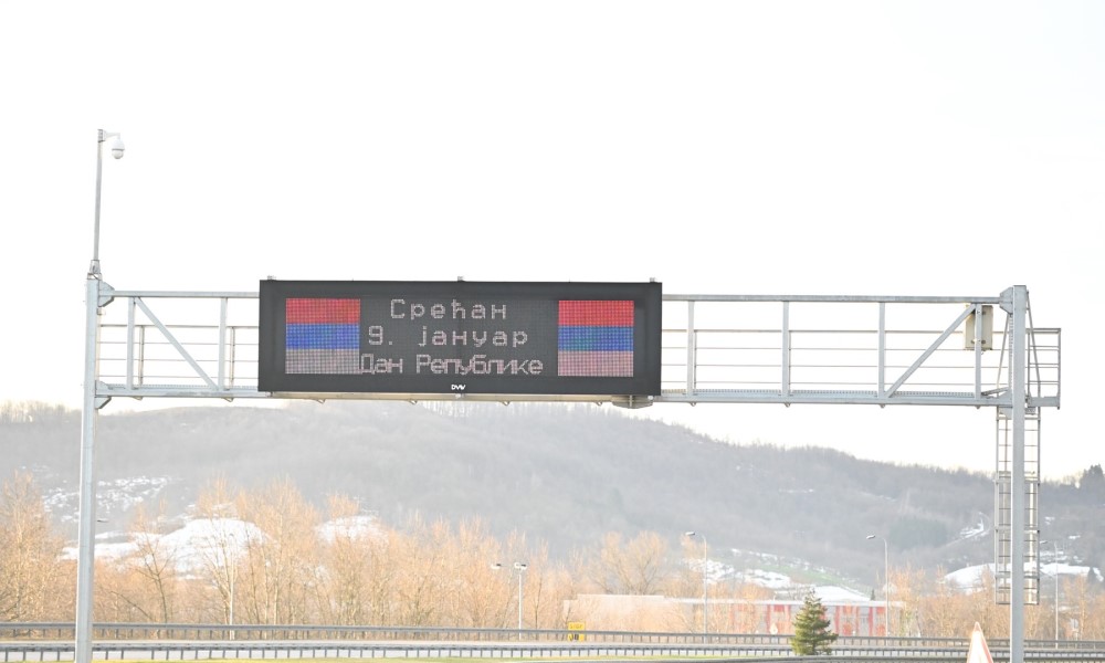 Zastave i svečarska atmosfera: Slogan “Živjeće ognjište” od ponoći vidljiv i na auto-putevima Srpske