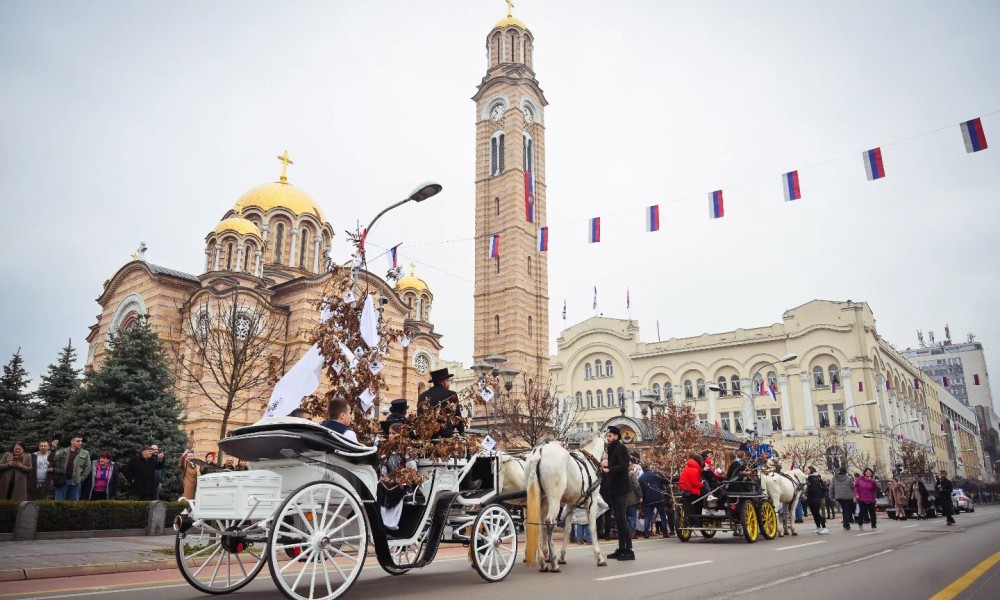 Okupili se vjernici: Ispred Hrama Hrista Spasitelja u Banjaluci dočekani badnjaci