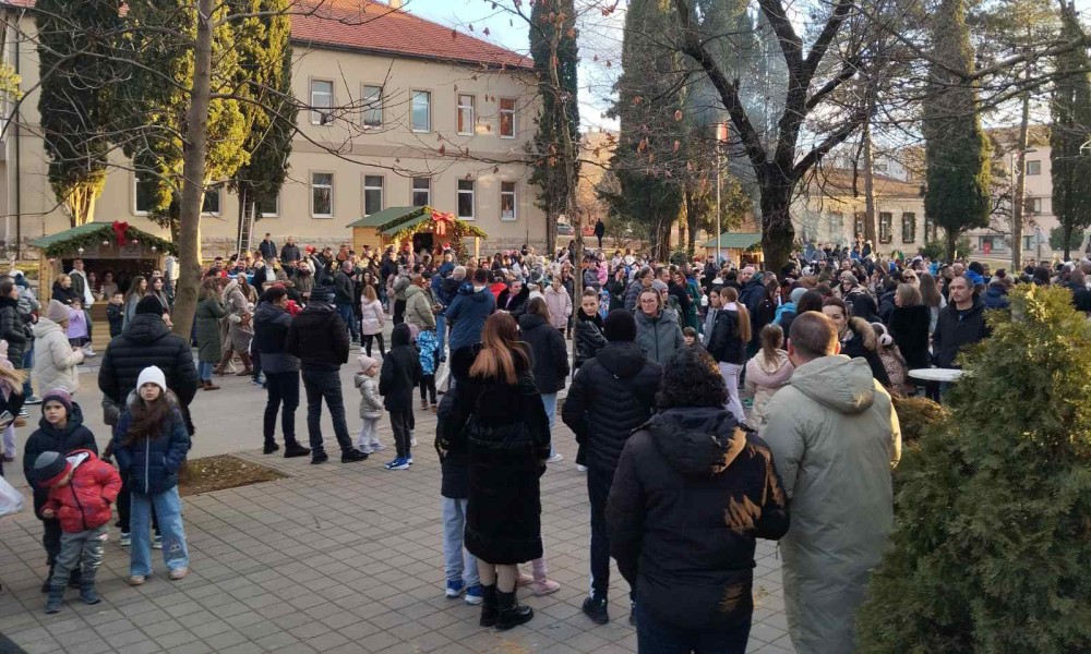Počela “Božićna bajka” u Bileći: Mališanima na radost stigao i Djed Mraz