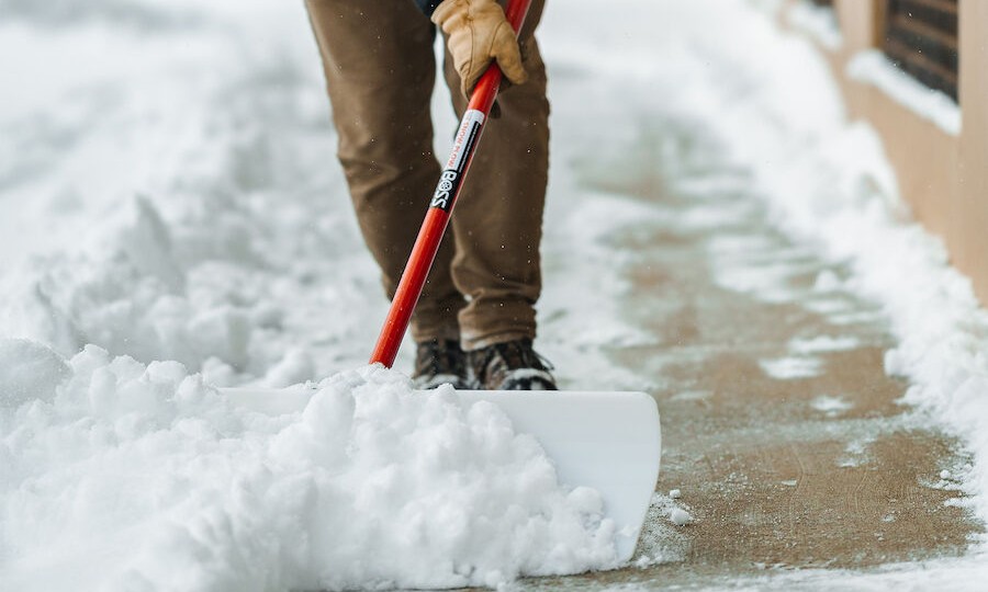Trik koji bi riješio pola posla po mrazu: Namažite lopatu prije nego što počnete da čistite snijeg