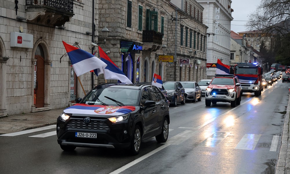 Slavi se i ovako: Svečani defile automobila sa zastavama Srpske u Trebinju FOTO