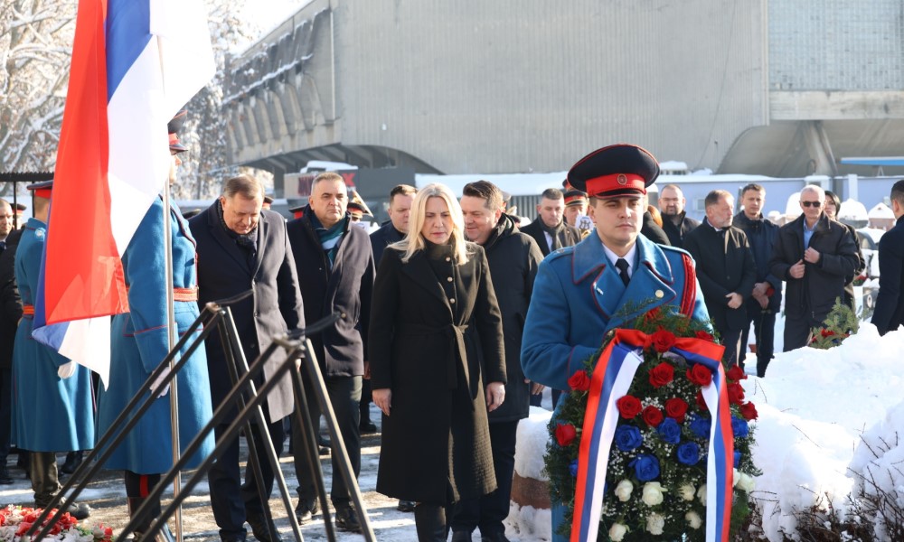 Obilježavanje Dana Republike: Položeni vijenci kod spomenika palim borcima i 12. beba FOTO