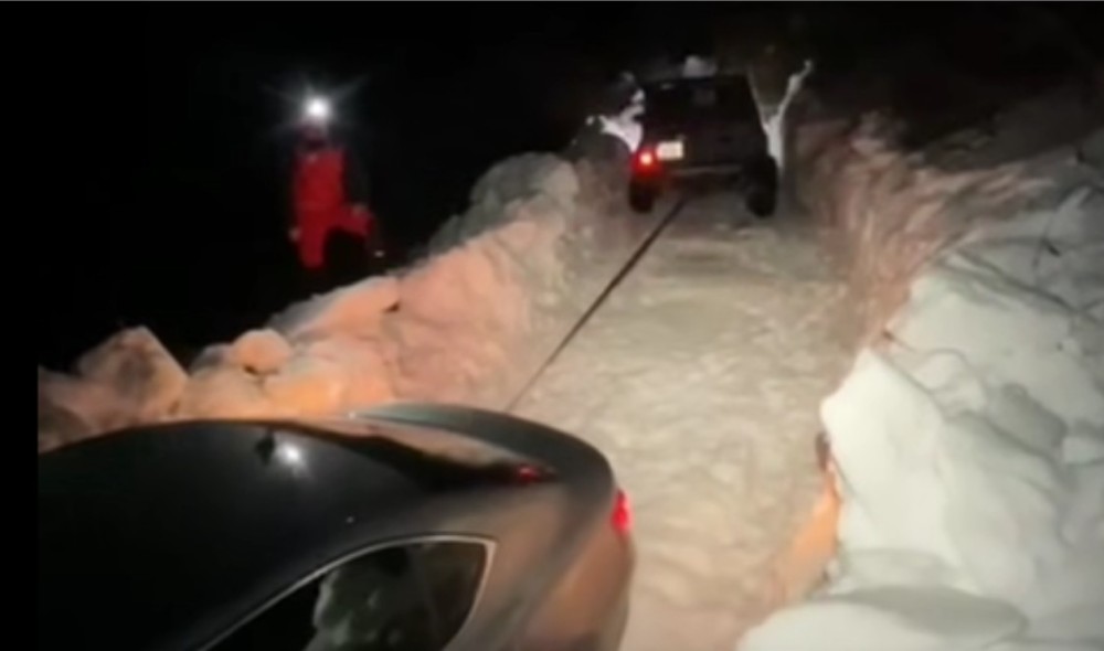 Navigacija ih odvela u smetove: Tražili najkraći put do Sarajeva, pa ostali zaglavljeni VIDEO