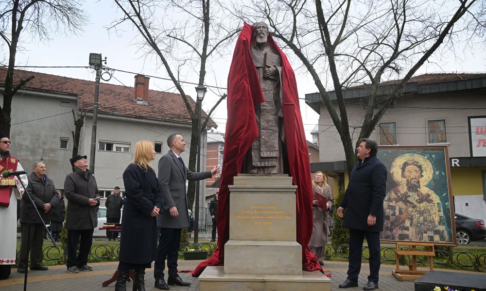 Prvom srpskom arhiepiskopu: Gašić otkrio spomenik Svetom Savi u Kruševcu