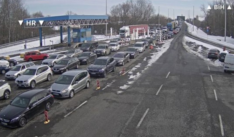 Duge kolone i čekanja: Saobraćaj pojačan na izlazu iz BiH ka Hrvatskoj