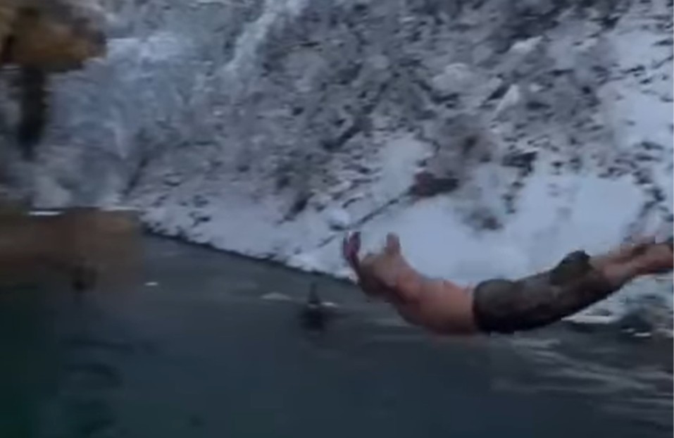U jeku zime: Januarsko kupanje ispod vodopada u Jajcu VIDEO
