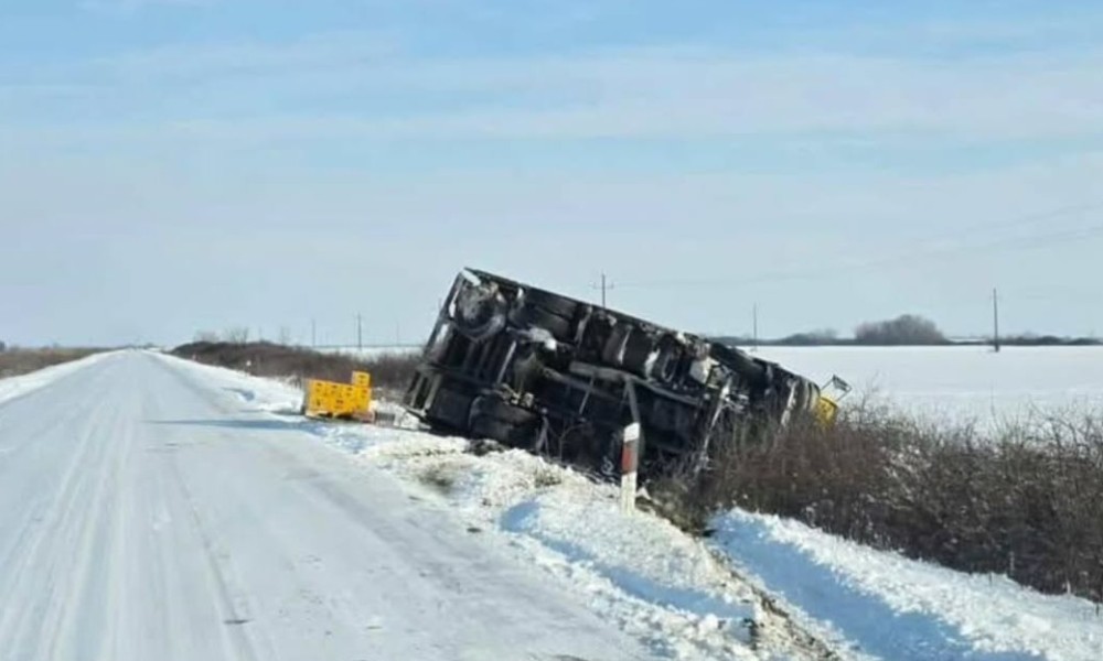 Teret rasut po putu: Prevrnuo se kamion pun piva FOTO
