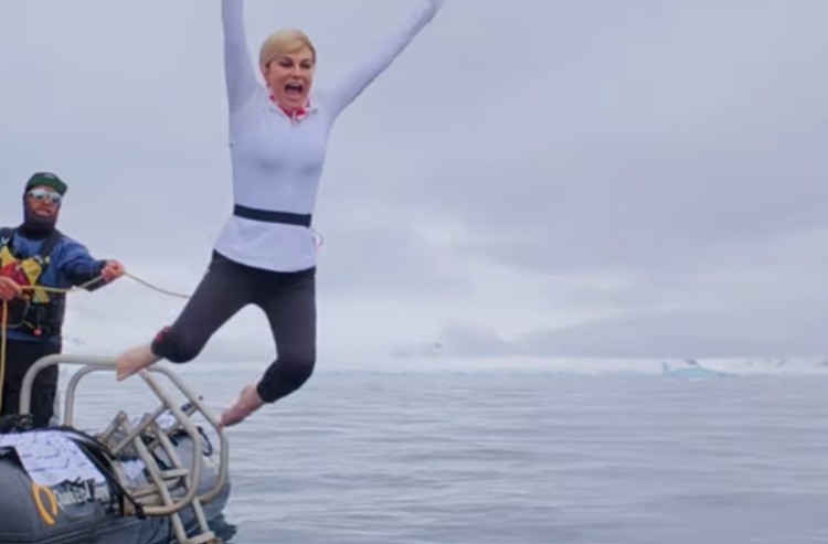 Kolinda hrabro skočila u ledeno more Antarktika: Svi smo iznad vode VIDEO