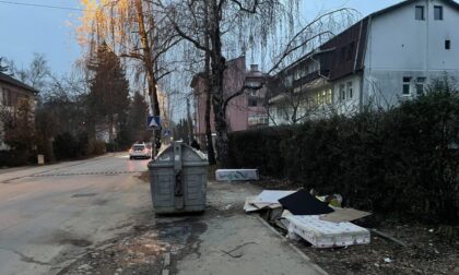 Kontejneri na trotoaru: U Obilićevu pitaju do kada će bezbjednost pješaka biti u drugom planu FOTO