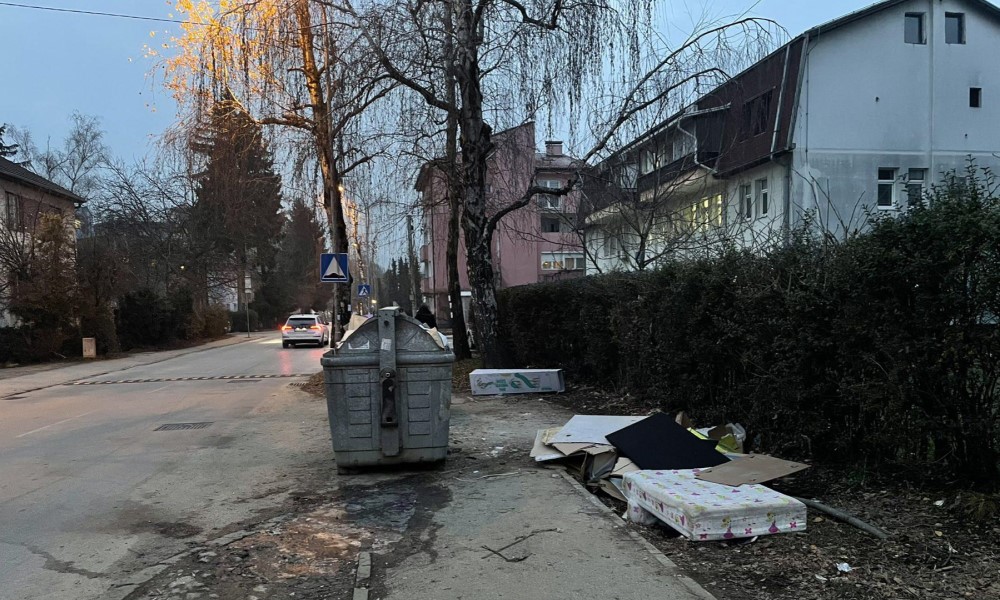 Kontejneri na trotoaru: U Obilićevu pitaju do kada će bezbjednost pješaka biti u drugom planu FOTO