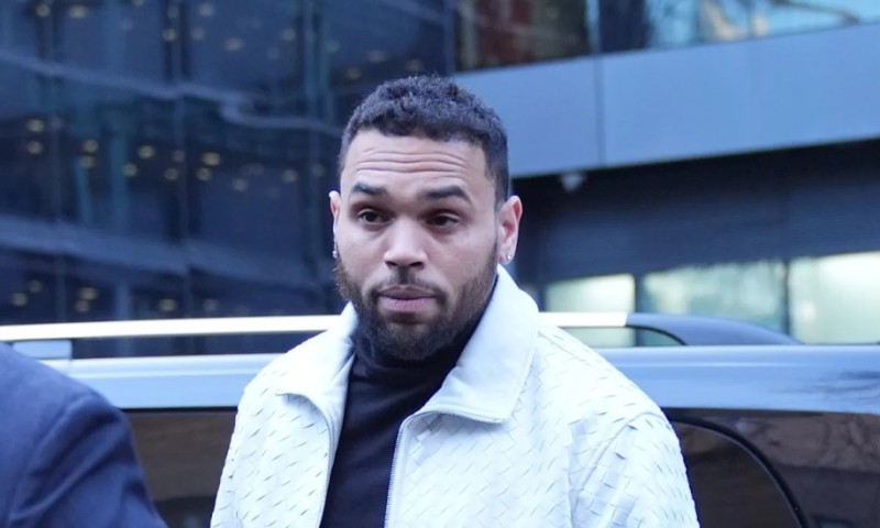 Optužen za napad u noćnom klubu: Kris Braun se pojavio pred londonskim sudom