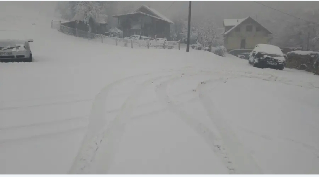 Snijeg paralisao ulice na Laušu: Ne možemo nigdje mrdnuti, a samo smo dva kilometra od centra grada