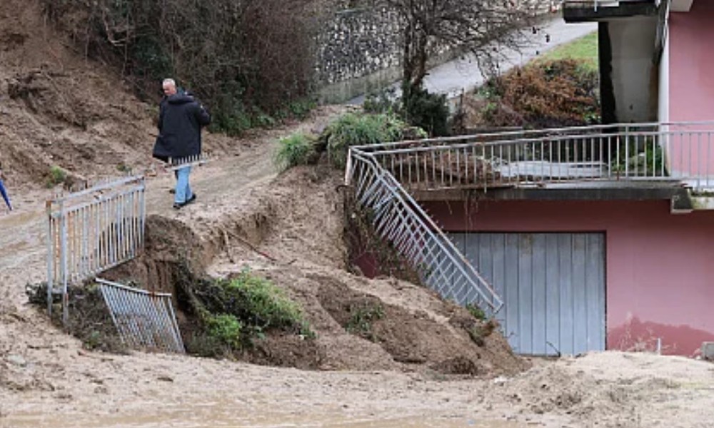 Kiša dva dana pada bez prestanka: U Mostaru se aktiviralo klizište
