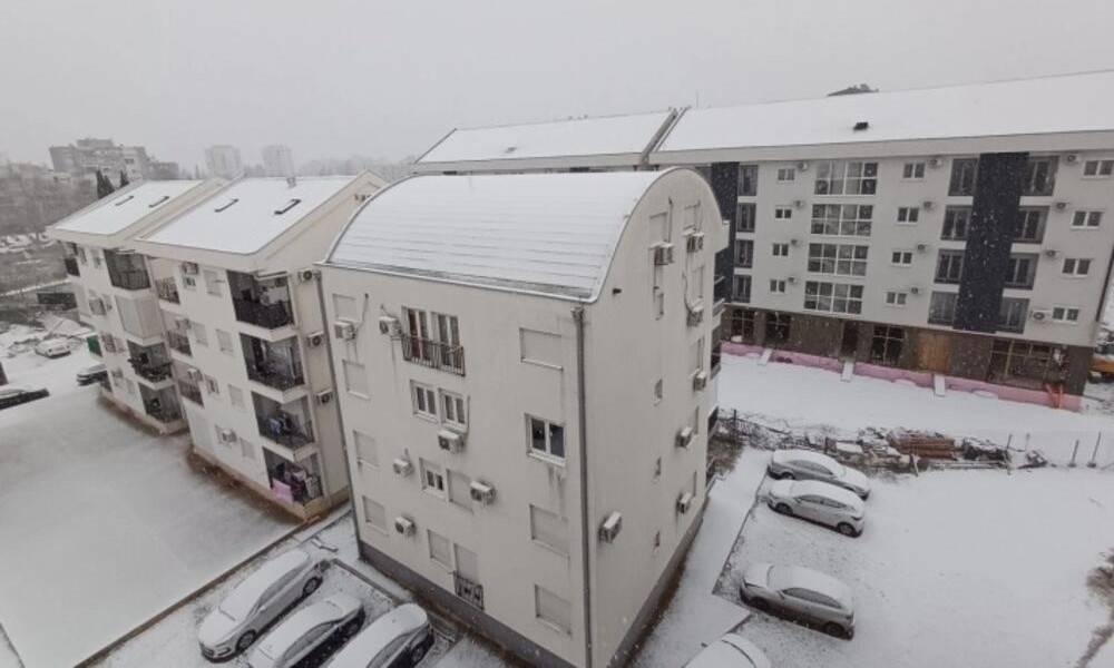 Veju, veju pahulje: U Podgorici pada snijeg VIDEO