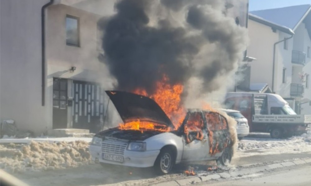 Zapalio se tokom vožnje: Automobil gori u Banjaluci VIDEO