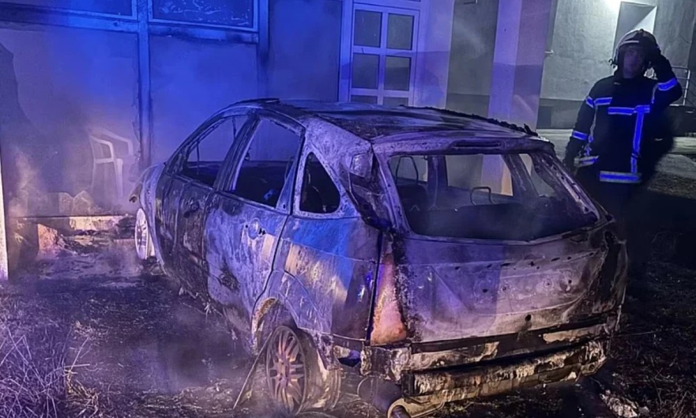 Vozilo “nestalo” u plamenu: Izgorio automobil na parkingu