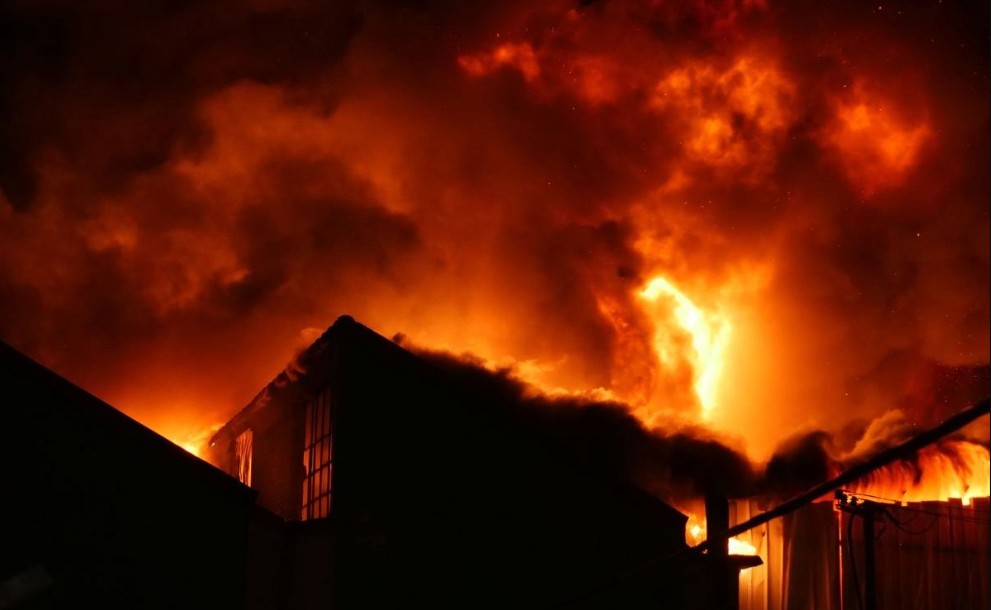 Vatra u Tirani: Veliki požar zahvatio skladišta robe na tržnici